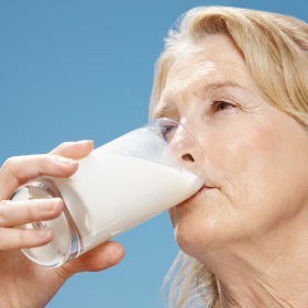 Older-woman-drinking-milk carré